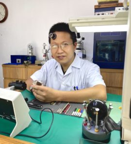 kỹ thuật viên sửa đồng hồ Quang Minh